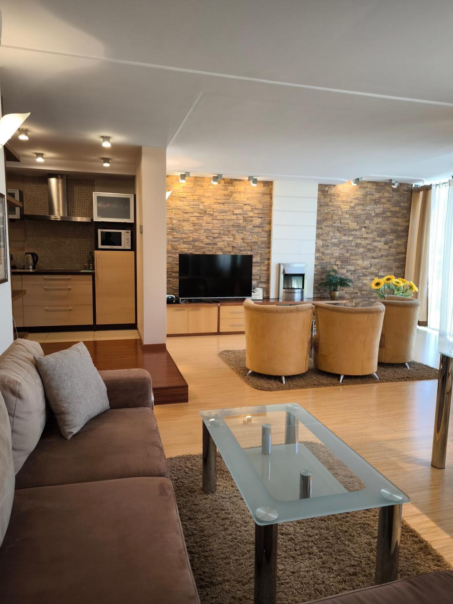 Uroczy Apartament Przy Deptaku Z Parkingiem. 폴라니카-즈루이 외부 사진